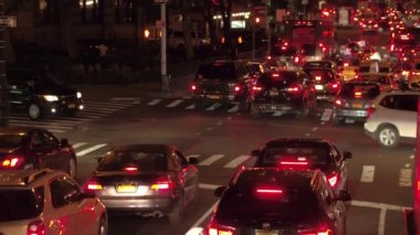 New York, ABD - 23 Eylül 2016: Arabalar, sarı taksileri, gece saatinde meşgul yol boyunca sürüş satırlardaki SUV'lar ve yarı kamyon sıraya. New York şehir merkezinde yerel Caddesi üzerinde trafik sıkışıklığı