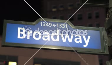 Kadar yakın, Dof: Ünlü mavi renk Broadway trafik işaret tabelasını Manhattan, New York City geceleri sokak köşesinde. Highrise konut kule blok ve lowrise apartman içinde belgili tanımlık geçmiş
