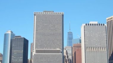 Düşük görüş açısı kapat: Dev cam gibi gökyüzü delme modern metropol havada yüksek ulaşan ofis binalarının ve gökdelenlerin. Downtown Manhattan, New York City çağdaş mimarisi
