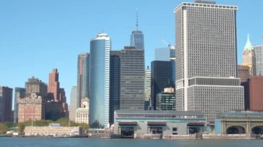 Yakın: Doğu ve Hudson Nehri üzerinde aşağı Manhattan Adası feribot tesis Staten. New York şehir manzarası, çağdaş gökdelenler, ofis binaları ve waterfront konut kuleleri