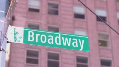 Yakın: Aydınlatılmış Broadway trafik işaretleri ikonik Times Square New York City'de bir kaldırıma bir direğe Batı 43 sokak ile birleşme gecesi tarafından monte. Arka planda Bina konut