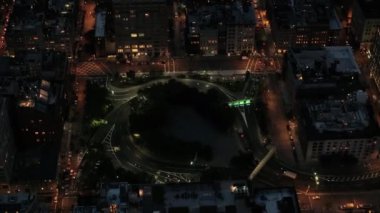 Hava Heli Shot: yukarıda yoğun trafik dolambaçlı ile yoğun uçan ışıkları ile gece aydınlandı. Arabalar ve seyahat ve New York City'deki paralel sokaklarda sürüş sarı taksileri yerleşim bölgesinde merkezi