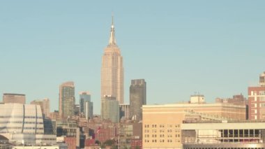 Iconic Empire State Binası içinde Midtown Manhattan New York City sun ayar altın tonlar şaşaalı. Çağdaş gökdelenler, konut kuleleri ve dairelerde Nyc beton yığını blokları