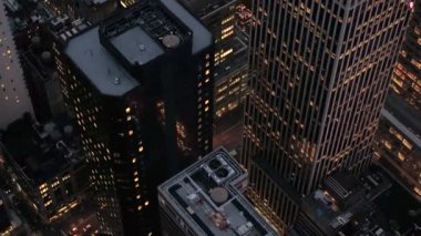 Hava Heli Shot, Clsoe Up: gökdelenler, ofis binaları ve Midtown Manhattan, New York City daireler bloklarını çatılarının üzerinde Bryant Park ve 6 ave yakınındaki sabahın erken saatlerinde uçan
