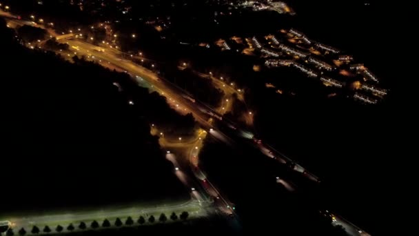 Helikopteraufnahmen Aus Der Luft Überfliegen Einer Vielbefahrenen Autobahn Die Nachts — Stockvideo