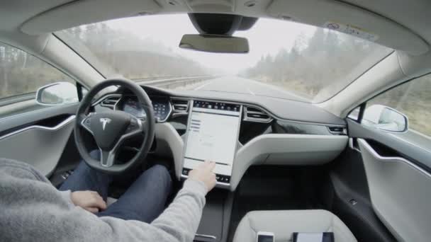 Автономный Автомобиль Февраля 2017 Года Автопилот Тесла Самостоятельно Водит Машину — стоковое видео