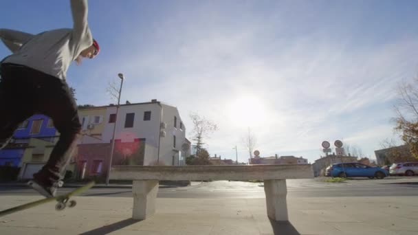 Zwolnionym Tempie Close Niski Kąt Pro Skater Skoki Przesuwne Betonowej — Wideo stockowe