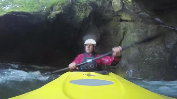 Närbild Extreme Pro Paddlare Kajakpaddling Rasande Whitewater River Flyter Över — Stockvideo