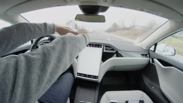 特斯拉自治汽车 2017年3月 自主机器人汽车自驾游在能见度低的高速公路上 在豪华特斯拉 型电动车的触摸屏上搜索音乐的疲惫男司机 — 图库视频影像