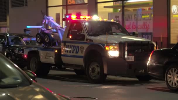 ニューヨーク アメリカ合衆国 2016 Nypd 役員当番を巡回し ニューヨーク市の小さなローカル店で強盗事件の捜査について 警察の車が夜にライトで路上駐車 — ストック動画