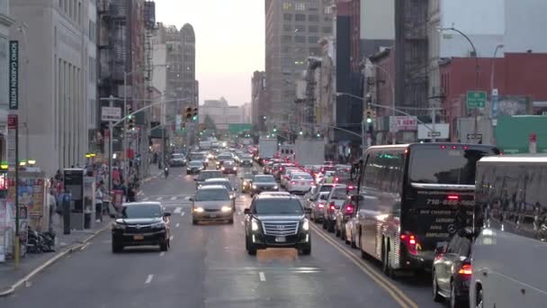 2016年9月23日 乘车上下班 旅游巴士和黄色出租车 Diriving 沿繁忙的街道在纽约市 人们向路过的行人兜售食物 — 图库视频影像