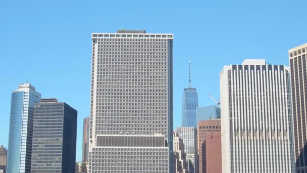 低角度视图特写 巨型玻璃的空中冲压摩天大楼和办公楼 在现代大都市区的空气中达到高 纽约市曼哈顿市中心的当代建筑 — 图库视频影像