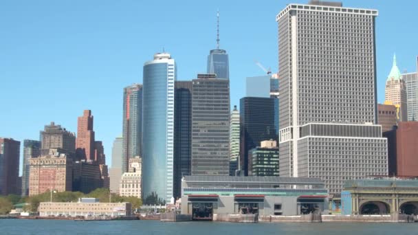クローズ アップ スタテン島フェリー施設マンハッタン東とハドソン川の合流点にです ニューヨーク市のスカイライン 現代的な高層ビル 事務所ビル ウォーター フロントの住宅タワー — ストック動画