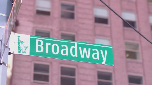 Närbild Upplyst Broadway Trafik Skylt Monterad Stolpe Trottoar Ikoniska Times — Stockvideo