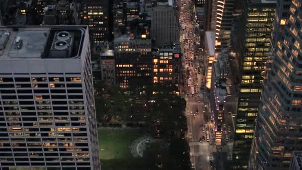 ブライアント パーク Ave に近い早朝に高層ビル 事務所ビル ミッドタウン マンハッタン ニューヨーク市のタワー ブロックの屋根上空ヘリの空中ショット 閉じます — ストック動画
