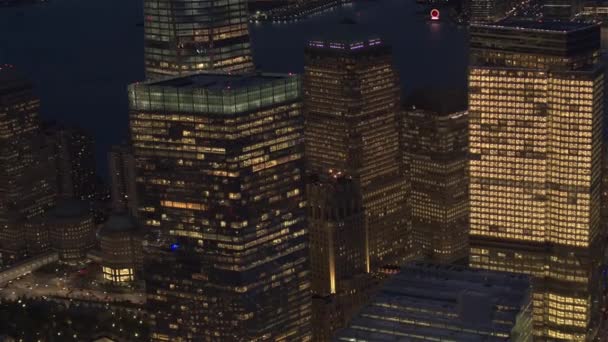 Aerial Heli Shot Slow Motion Cerrar Volando Entre Edificios Oficinas — Vídeo de stock