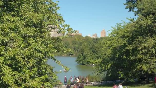 Nueva York Septiembre Gente Nueva York Disfruta Soleado Día Primavera — Vídeo de stock