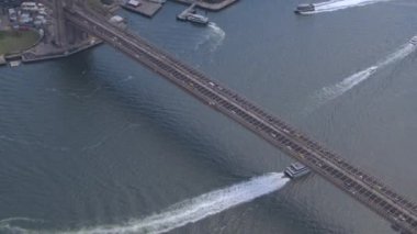 Hava: Williamsburg Köprüsü çok şeritli otoyol otomobil ve komşuları'nda Brooklyn, New York şehir sürüş yarı kamyon ile yukarıda uçan. Tur Tekne yolcu Doğu Nehri feribot