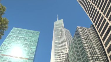 Kadar yakın, düşük görüş açısı: Manhattan siluetinin bir Dünya Ticaret Merkezi Binası ile dev modern cam gibi gökdelenler ve ofis binaları güneşli yaz gününde New York City, Amerika Birleşik Devletleri çevrili