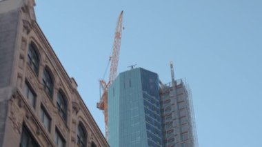 Kadar yakın, düşük görüş açısı: Uzun boylu cam gibi modern gökdelen inşaat güzel güneşli yaz gününde. Bina kule formu beton, çelik ve şehir merkezi iş bölgesi, New York'ta cam