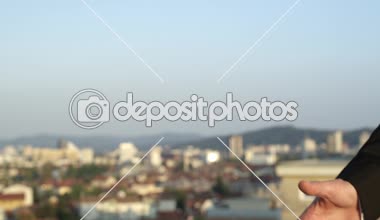 Dof yavaş yakından: Resmi siyah takım elbise ne zaman başarıyla sonuçlandırılması anlaşma arka planda güzel cityscape güneşli gün işyerinde kadın iş arkadaşı ile tokalaşırken tanınmayan bizzat