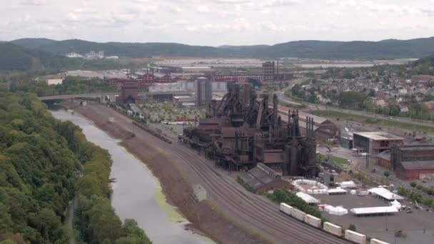 Légi Repülő Felett Antik Steelstacks Vasmű Stratégiailag Elhelyezett Közelében Folyó — Stock videók