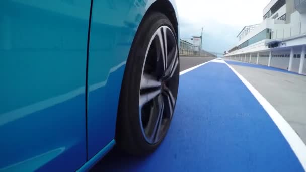 Close Low Angle View Nouvelle Voiture Sport Personnelle Bleue Conduisant — Video