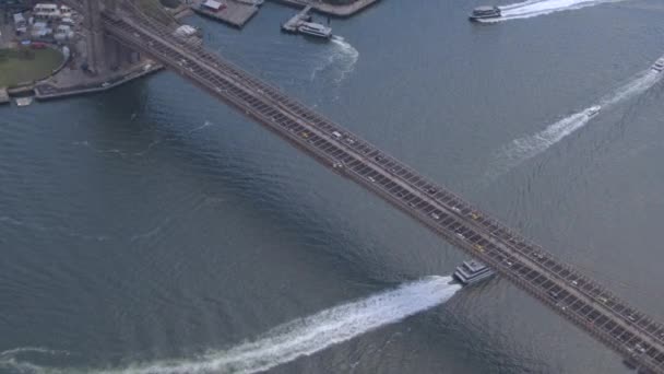 Aerial Volando Por Encima Williamsburg Puente Multicarril Carretera Con Coches — Vídeos de Stock