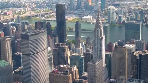 空中特写 飞越高高的玻璃摩天大楼和曼哈顿市中心的现代公寓楼 飞越纽约市摩天大楼的背景下长岛 — 图库视频影像