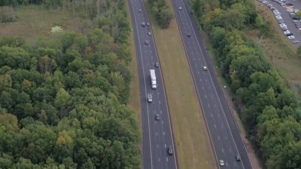 Antenne Flug Über Viel Befahrene Mehrspurige Schnellstraße Die Mit Rasenden — Stockvideo