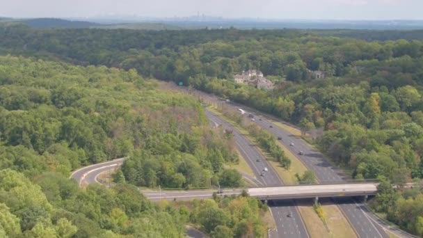 Aerial Establishing Shot Многополосная Автомагистраль Ведущая Сторону Нью Йорка Автомобили — стоковое видео