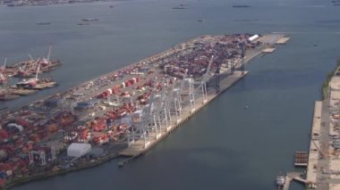 Hava: Büyük denizcilik ticaret ve taşımacılık nakliye liman içinde deniz bağlantı noktası New York City renkli kaplarda. Gemiler, gemiler ve yükleme - boşaltma ithalat ve ihracat kargo sevk irsaliyelerini tekneler