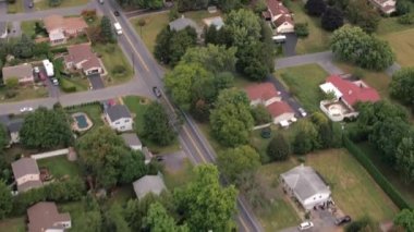 Hava: lüks banliyö evleri güzel konut şehir etrafında dağınık çatılarının üzerinde uçan. Mükemmel mowed çimenler, yüzme havuzları ve driveway Erişim doğada pahalı gayrimenkul