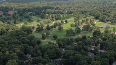 Hava: büyük zengin evleri ile banliyö yerleşim ayrılmış lüks country club golf sahası--dan ağaç avenue uçan. Zengin erkeklerin en sevdiği spor golf arabaları, seyahat oynayanlar