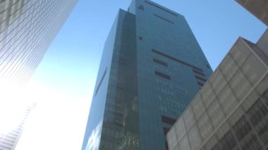 Ağır çekim, Close Up: cam gökdelenler tarafından sürüş, modern ofis binaları ve çağdaş yüksek zam Onbaşı kuleleri mahalle, Manhattan, New York'un downtown finansal İlçesi'nde