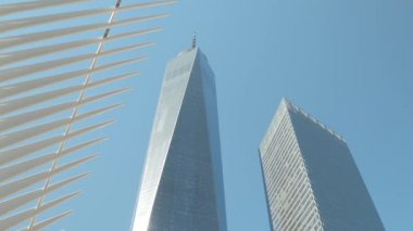 Kadar yakın, düşük görüş açısı: Supertall Kuyu yapımı ana Dünya Ticaret Merkezi mavi gökyüzü karşı karmaşık yeniden. Ünlü Özgürlük Kulesi, Aşağı Manhattan şehir merkezi iş bölgesinde, New York City güneşli