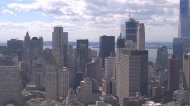 Hava yakın: geçmiş yüksek camsı gökdelenler ve şehir Manhattan çağdaş condominium daire binalar uçan. Hudson Nehri ile New York City gökdelenler içinde belgili tanımlık geçmiş yukarıda uçan