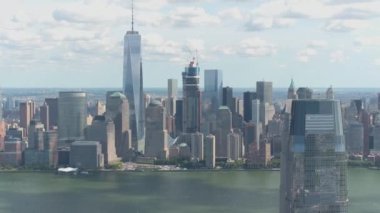 Anteni: Güzel manzara Hudson Nehri ikonik şehir New York City gökdelenlerin. Şaşırtıcı New York Manhattan skyline cityscape güneşli bir harika. Büyük şehir gökdelenlerin havadan görünümü.
