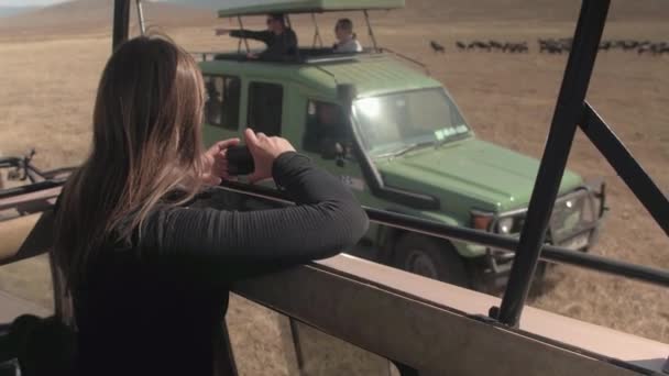 Ngorongoro Tanzânia Junho 2016 Menina Sorridente Tirando Fotos Animais Selvagens — Vídeo de Stock