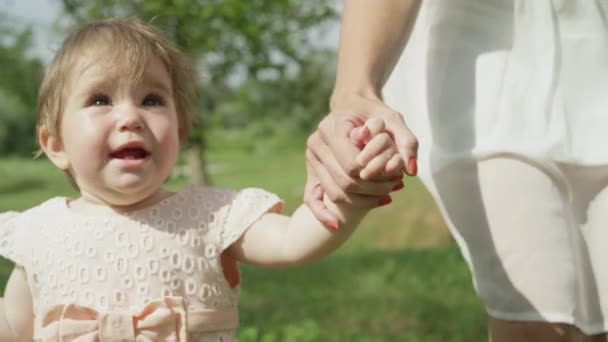 Slowmotion Close Dof Schattige Happy Babymeisje Hand Hand Met Jonge — Stockvideo