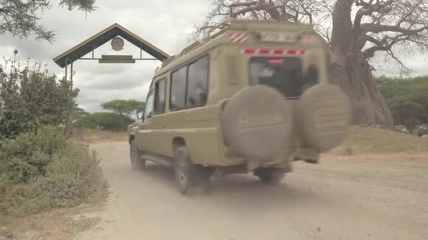 Tarangire Tanzania Juni 2016 Safari Jeep Full Turister Körning Genom — Stockvideo
