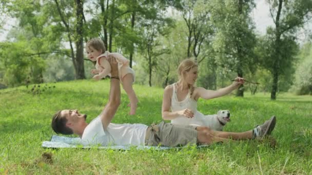 Moción Lenta Cerrar Dof Feliz Padre Joven Acostado Sobre Una — Vídeo de stock