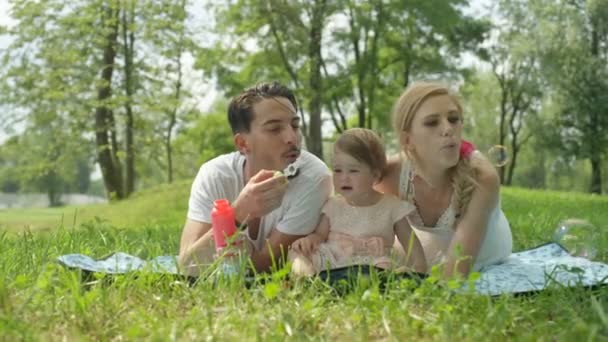 Slow Motion Närbild Dof Söt Glad Ung Familj Liggande Filt — Stockvideo