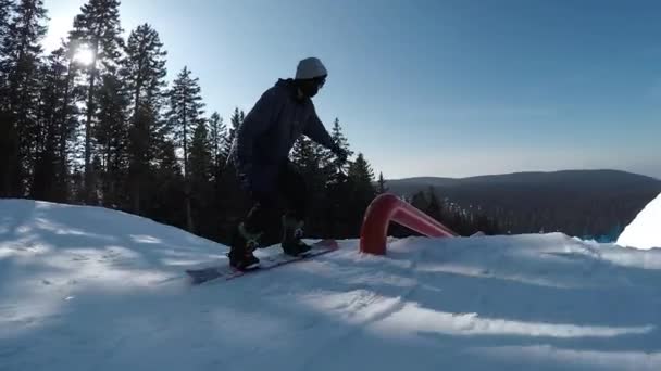 Slow Motion Chiuso Seguito Estremo Snowboarder Guida Rotaie Fare Trucchi — Video Stock