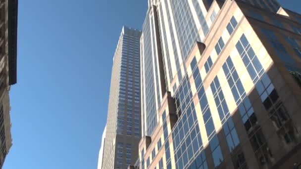 Moción Lenta Cerrar Conducir Más Allá Edificios Oficinas Contemporáneos Rascacielos — Vídeo de stock