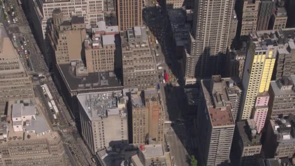 Fechar Aerial Voando Acima Arranha Céus Vítreos Edifícios Apartamentos Condomínio — Vídeo de Stock