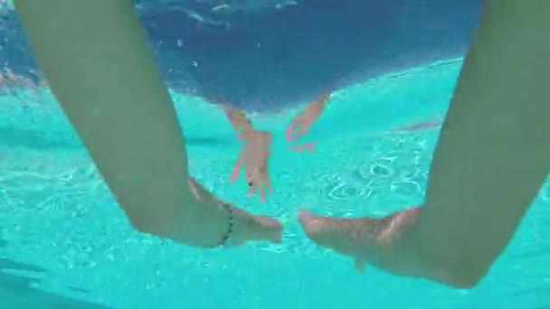 低视角 快乐的年轻女孩游泳 并在表面下的手扫 使波浪和有趣的模式 玻璃水反射她的胳膊 — 图库视频影像