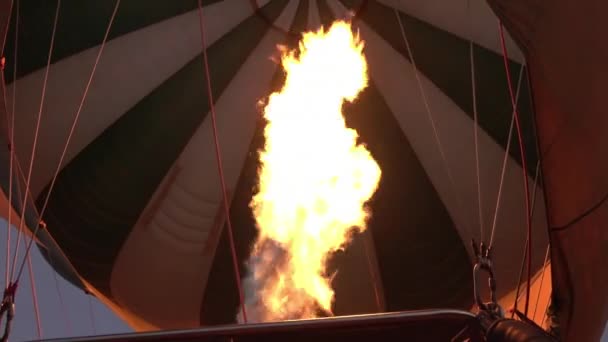 Nahaufnahme Tiefblick Flugteam Füllt Safari Ballon Mit Brennern Und Gasflamme — Stockvideo