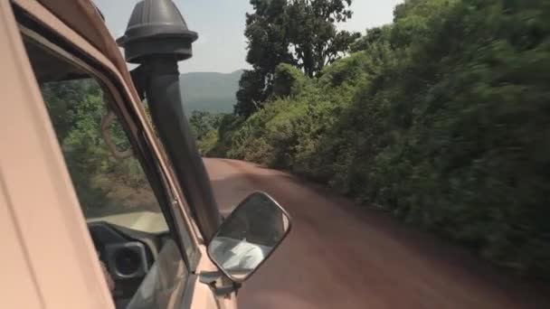 Cerrar Todo Terreno Safari Jeep Conducción Por Carretera Polvorienta Través — Vídeos de Stock