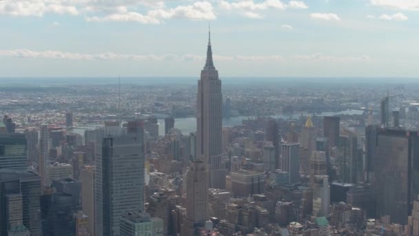 空中特写 飞越纽约市在阳光明媚的中城曼哈顿 围绕帝国大厦和公寓大厦与哈德逊河和新泽西州的背景 — 图库视频影像